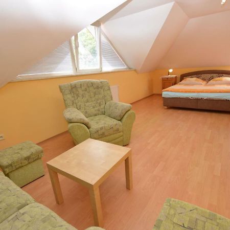 Willa Comfortable Detached House With Large Garden Klokoci Zewnętrze zdjęcie