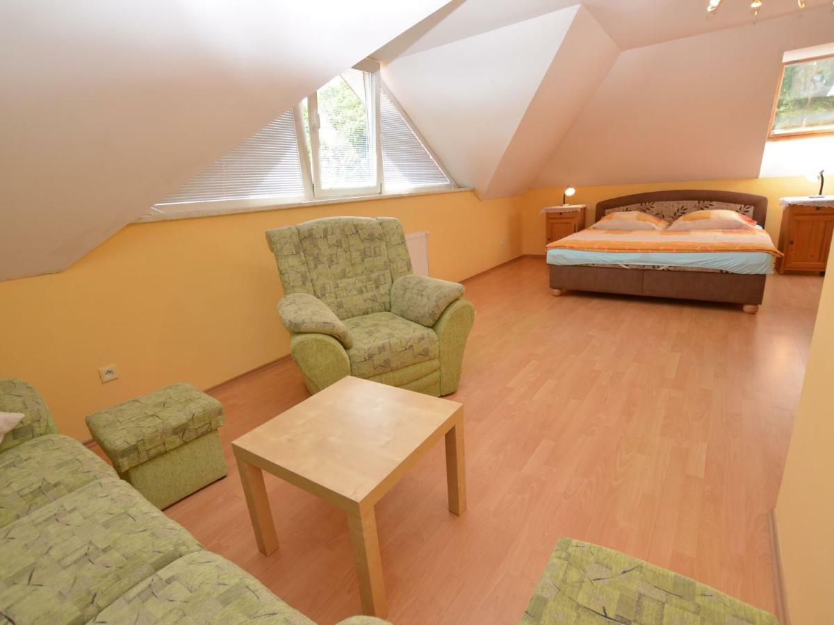 Willa Comfortable Detached House With Large Garden Klokoci Zewnętrze zdjęcie